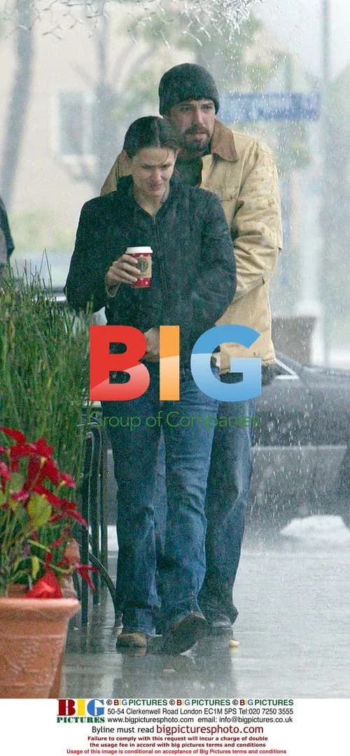 Ben Affleck and Jennifer Garner caught in rain