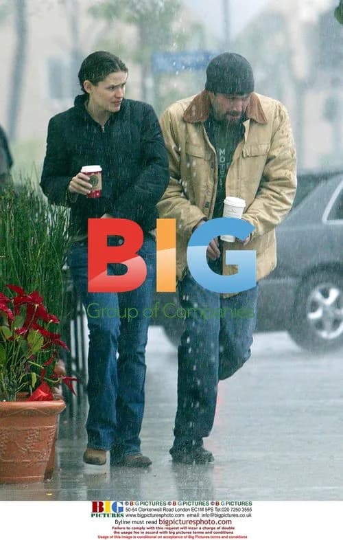 Ben Affleck and Jennifer Garner in rain