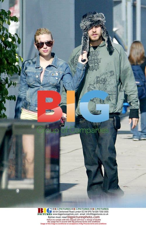 Scarlett and Jared Leto shop for furniture