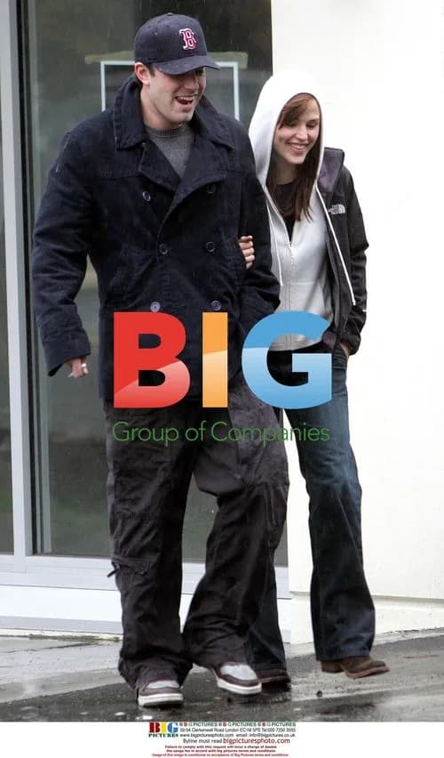 Jennifer Garner and Ben Affleck caught in the rain