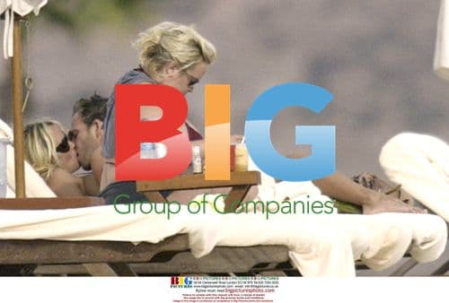 Pamela Anderson Gets Cozy with Stephen Dorff