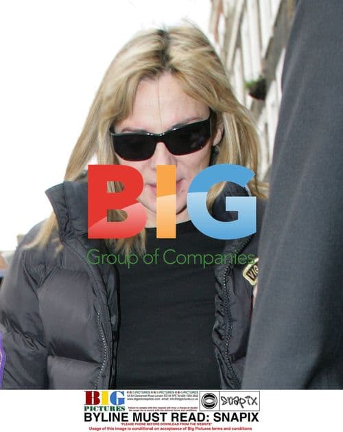 Kim Cattrall Visits Beauty Salon