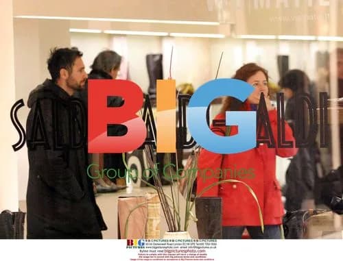 Raoul Bova and wife shopping in Rome