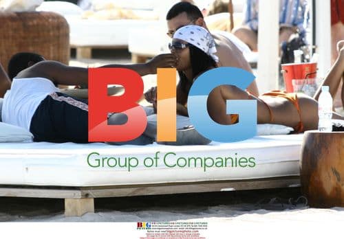 Usher and girlfriend on holiday in France