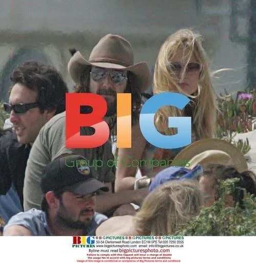 Kate Hudson with family on Malibu beach