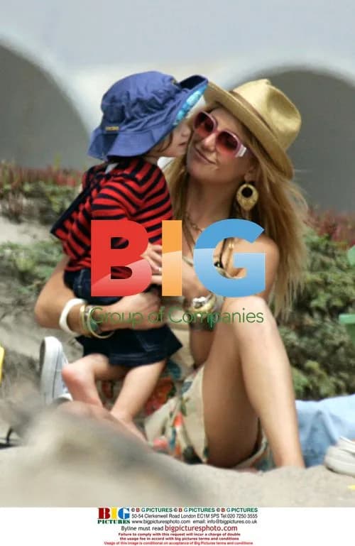 Kate Hudson with Family at Malibu Beach