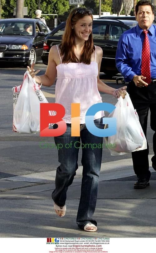 Pregnant Jennifer Garner Shopping in Santa Monica