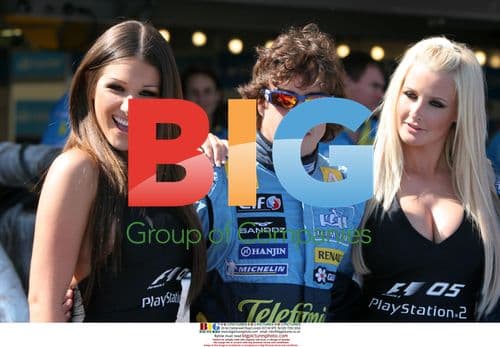 Alonso with models Pinder and Marsh at British F1 Grand Prix