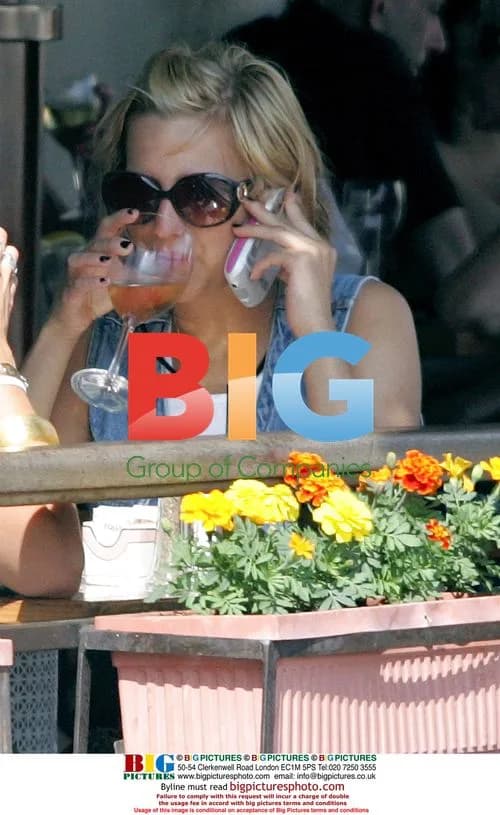 Ashlee Simpson Having Lunch with Friend
