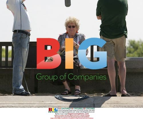 Coronation Street actors Bill Tarney and Liz Dawn on set