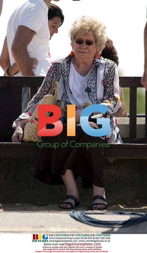 Coronation Street actors Bill Tarney and Liz Dawn on set