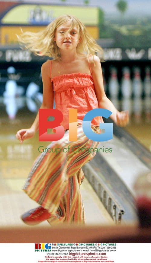 Dakota Fanning Bowling with Family