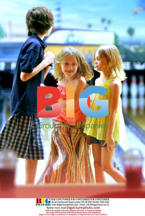 Dakota Fanning Bowling with Family