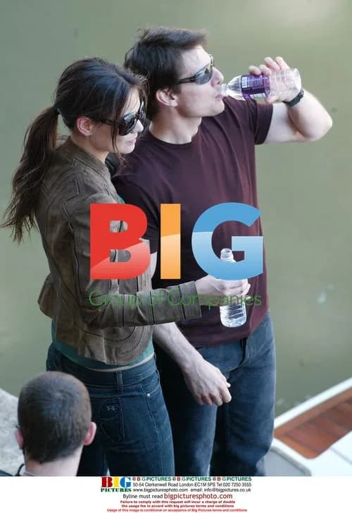 Tom Cruise and Katie Holmes kiss in Rome