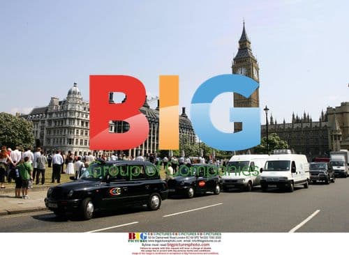 Londoners observe 2 minute silence to remember victims