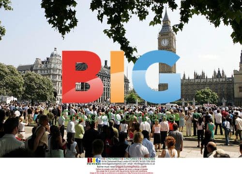 Londoners remember victims with 2-minute silence