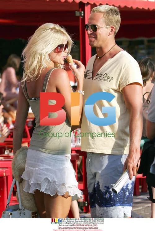 Victoria Silvstedt Shopping in France
