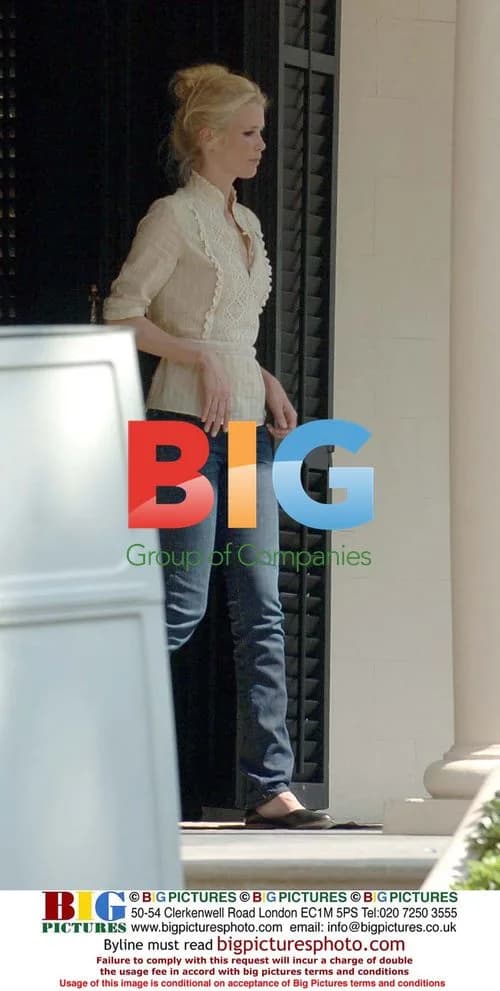 Claudia Schiffer Strolling in Barcelona