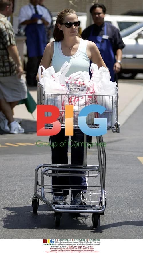 Pregnant Jennifer Garner shops in Santa Monica