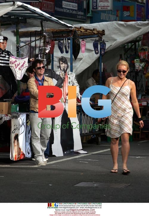 Declan Donnelly Selling Dodgy Gear at Market