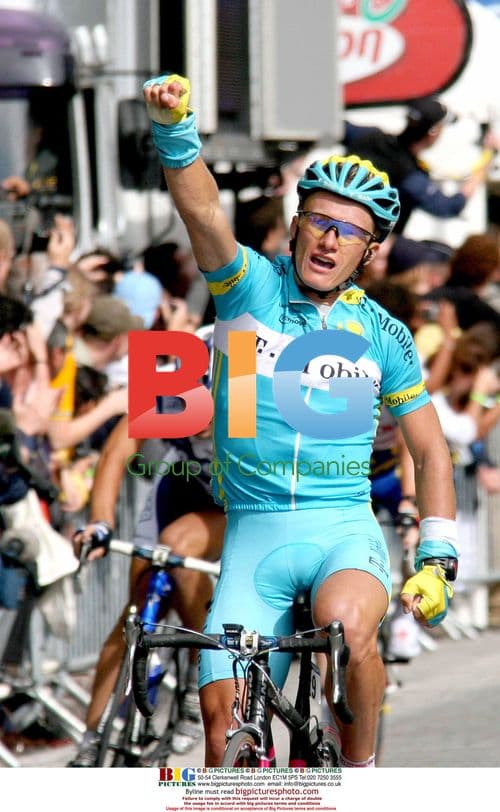 Alexandre Vinokourov crossing Tour de France finish line