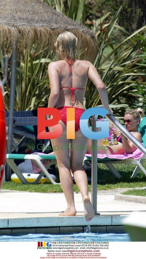 Singer Suzanne Shaw relaxes poolside in Grand Canaries