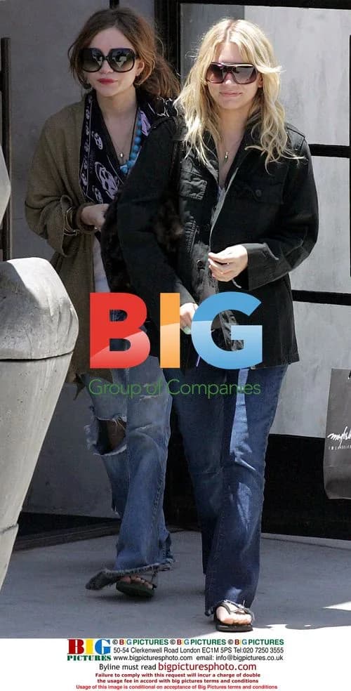 Olsen Twins Wave to Fans in West Hollywood
