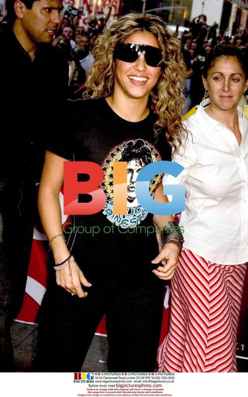 Shakira promotes CD at Virgin Mega Store