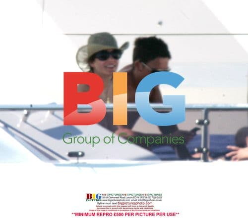 Celebrity friends enjoy relaxing Mediterranean break