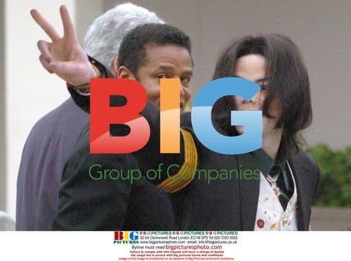 Michael Jackson Gives Victory Sign at Courthouse