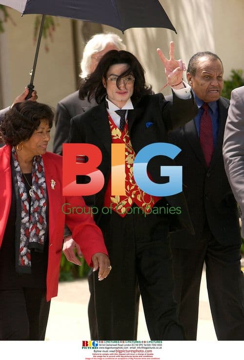 Michael Jackson and family exit courthouse
