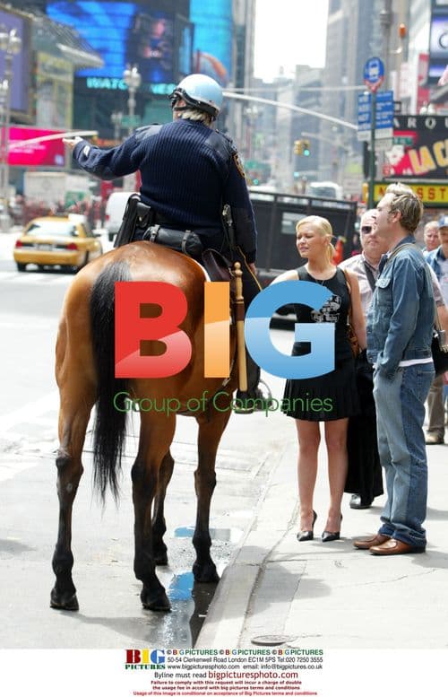 Suzanne Shaw has NYC tourist day