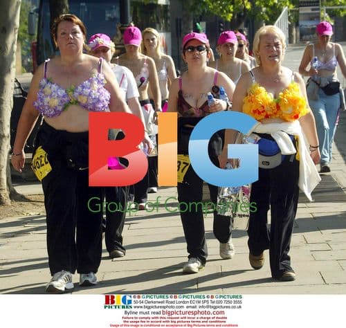 2005 Moonwalk Participants Grabbing Refreshments