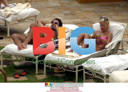 Tori Spelling Relaxes in Maui