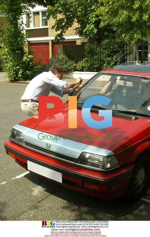 Hugh Grant strikes back at paparazzi