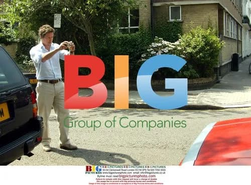 Hugh Grant strikes back at paparazzi