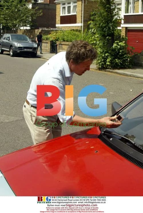 Hugh Grant reacts to paparazzi