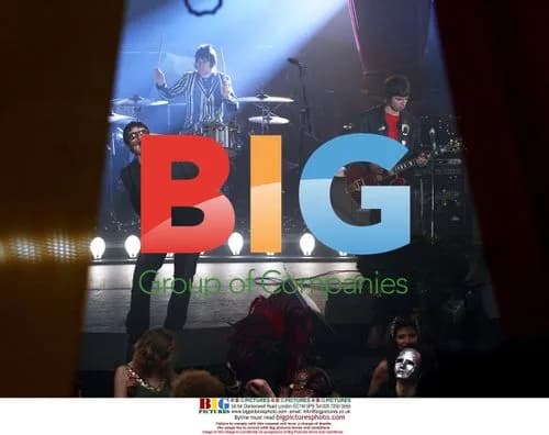 Oasis filming new video at church in London