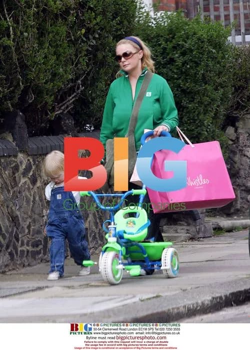 Gail Porter Hipgrave and daughter Honey shopping