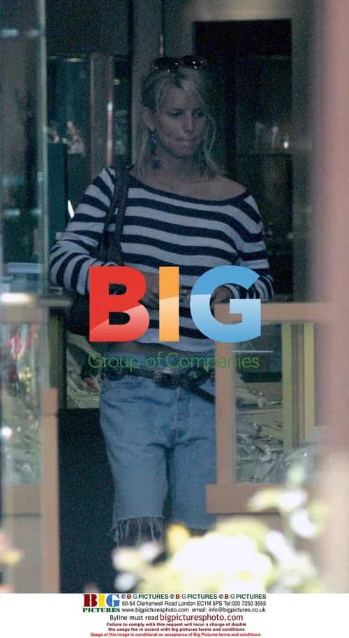 Jessica Simpson goes shopping alone