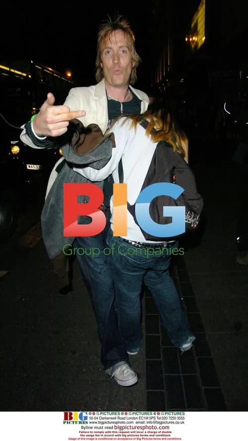 Rhys Ifans leaving 'Oasis' gig in London