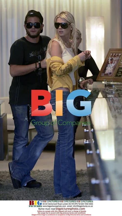 Tara Reid Shopping with Mystery Man