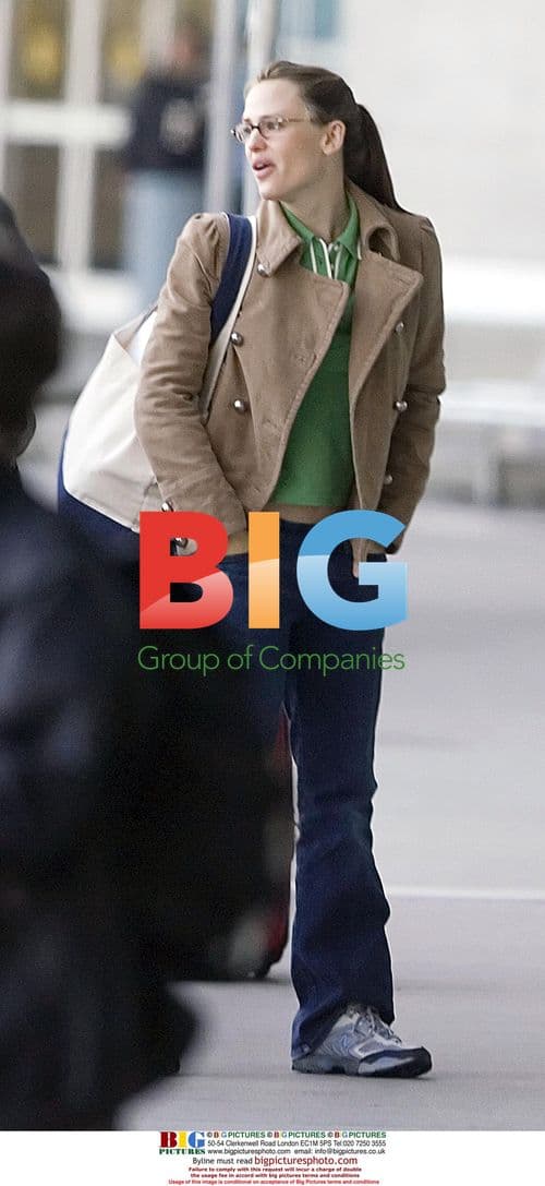 Pregnant Jennifer Garner at Vancouver Airport