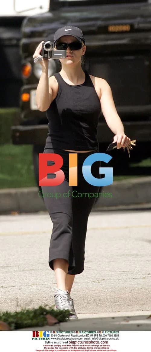 Reese Witherspoon photoshoots the paparazzi