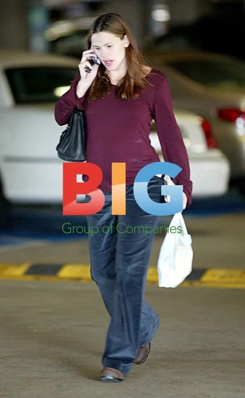 Jennifer Garner Talks on Phone Near Due Date
