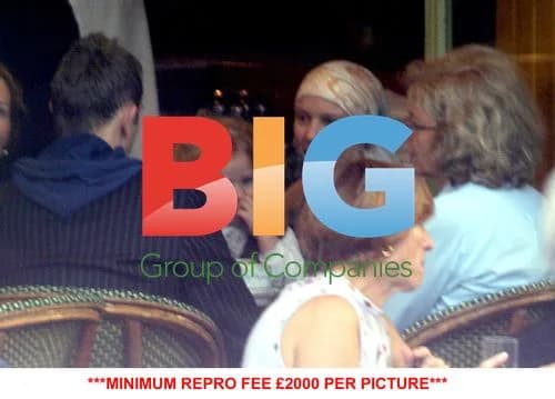 Kylie Minogue has coffee with friends in Paris