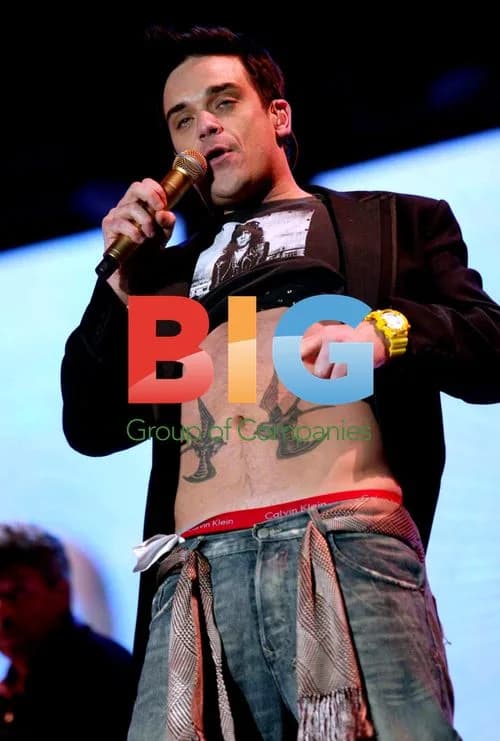 Robbie Williams Performing at Azteca Stadium