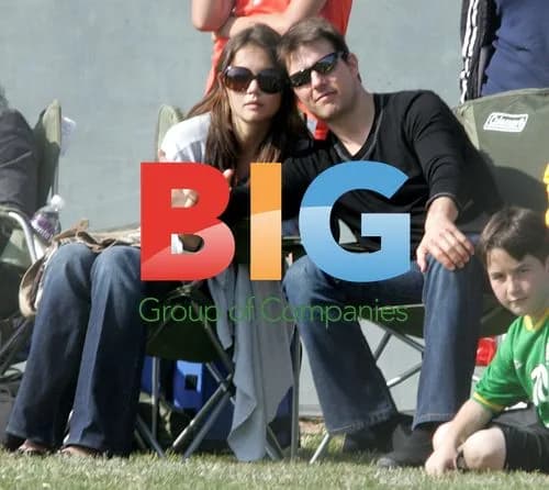 Tom Cruise and Pregnant Fiance Katie Holmes at the Park