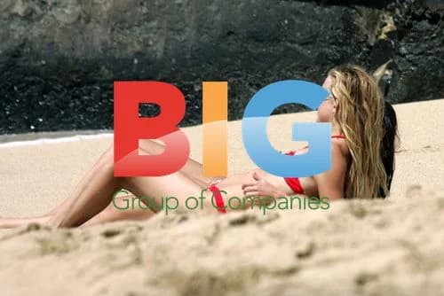 Kate Hudson beachside in Hawaii