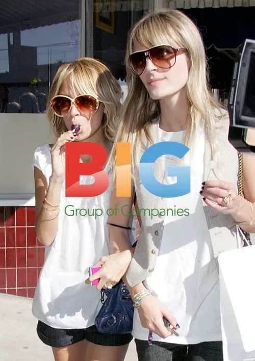 Nicole Richie shopping with friend